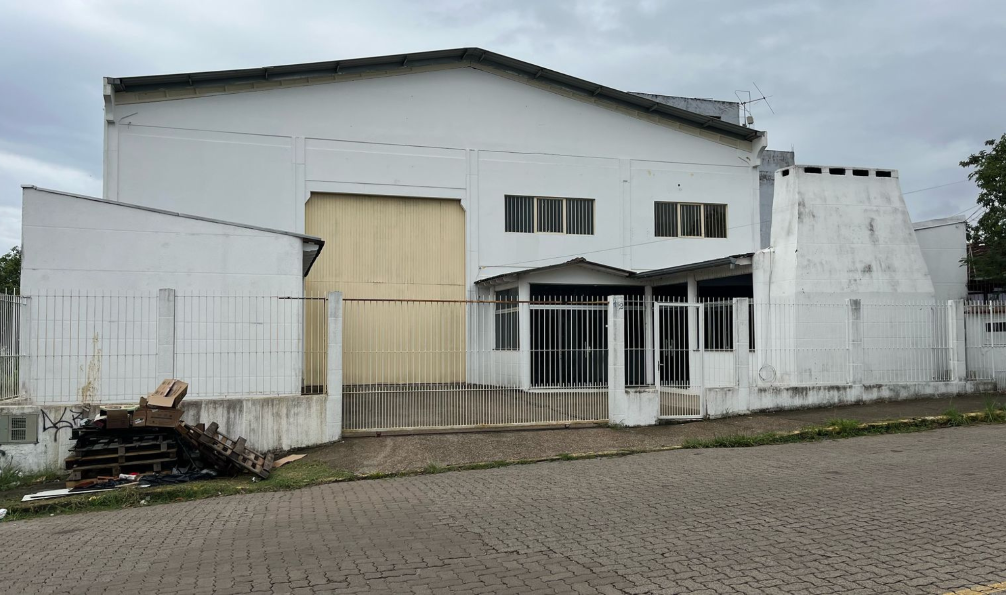 Prédio Comercial para Locação na Rua Dante Razeira